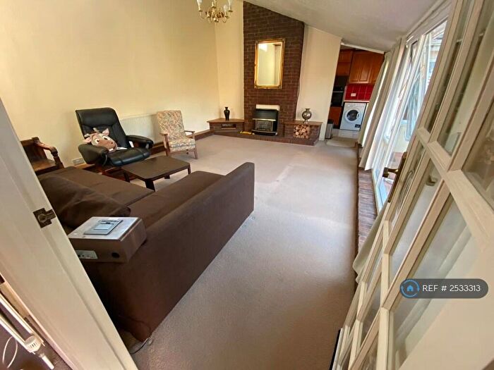 3 Bedroom Bungalow To Rent In Bishopsfield, London, CM18