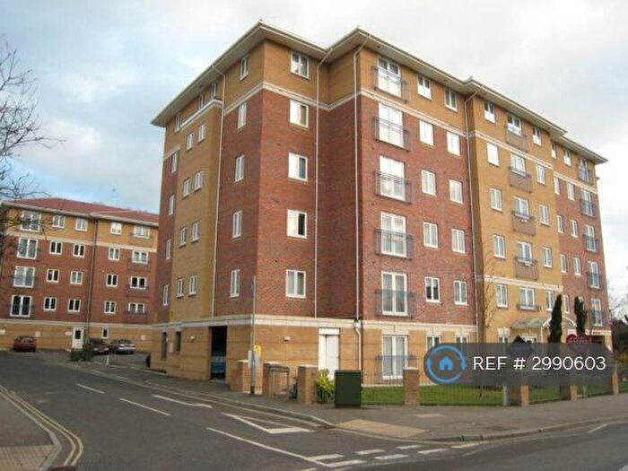 2 Bedroom Flat To Rent In Farnborough Road, Hampshire, GU14