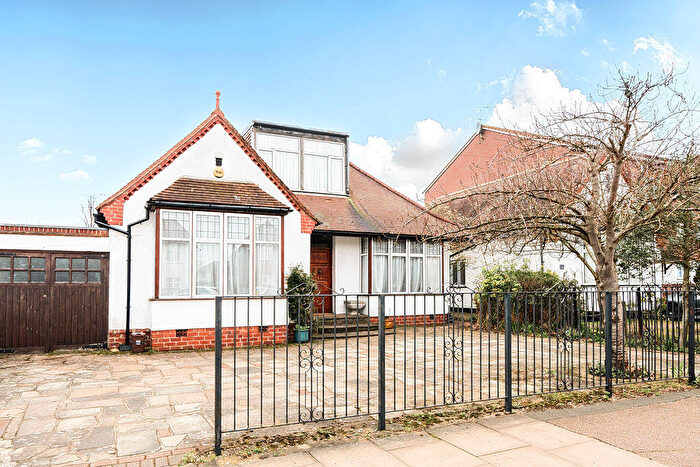 6 Bedroom Detached Bungalow For Sale In Oakleigh Road North, London, N20