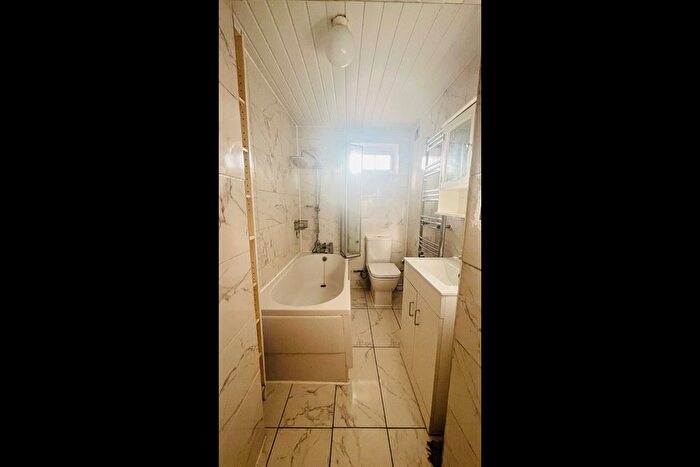 6 Bedroom Detached House To Rent In Dunsmore Road, Luton, LU1