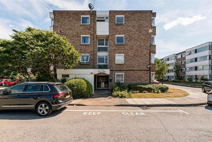 1 Bedroom Apartment For Sale In Queenswood Gardens, Wanstead, E11
