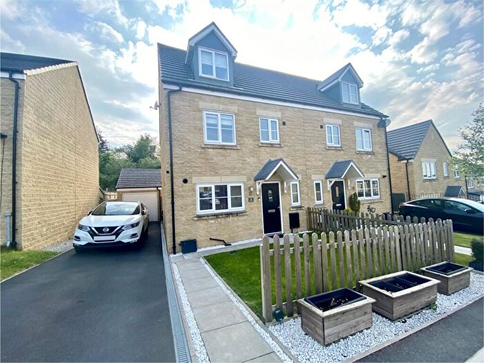 4 Bedroom Semi-Detached House To Rent In Lanky Gardens, Colne, BB8