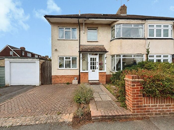 4 Bedroom Semi-Detached House For Sale In Jubilee Road, Aldershot, Hampshire, GU11