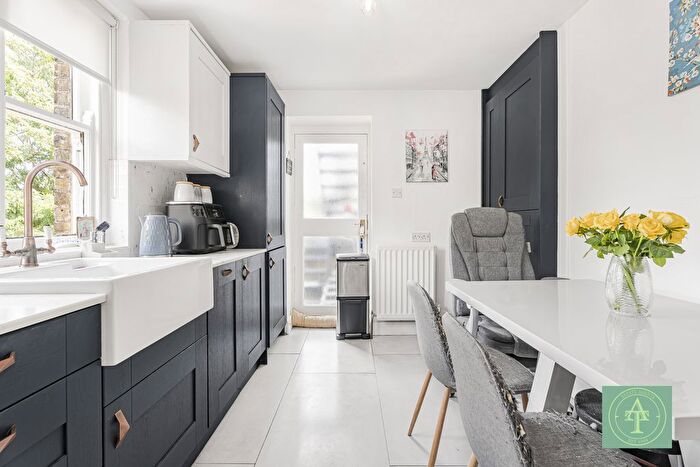 1 Bedroom Flat For Sale In Queen Anne's Place, Bush Hill Park, Enfield, EN1