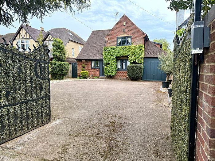 3 Bedroom Detached House For Sale In Cheltenham Road, Longlevens, Gloucester, GL2