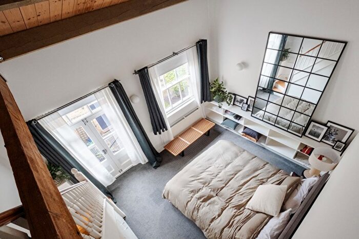 2 Bedroom Mews To Rent In Hardwicke Mews, London, WC1X