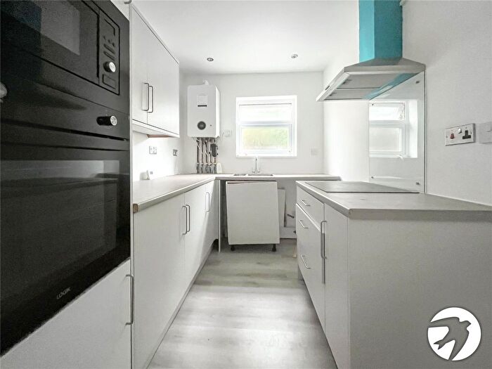 2 Bedroom Flat To Rent In Luton Road, Chatham, ME4