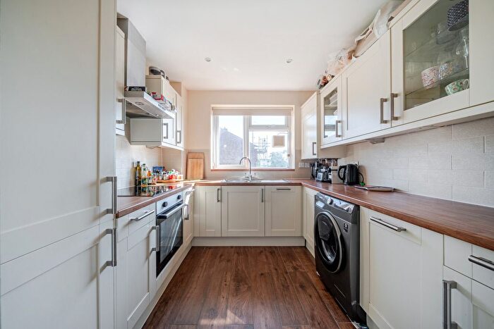 2 Bedroom Flat To Rent In Morris Gardens, London, SW18