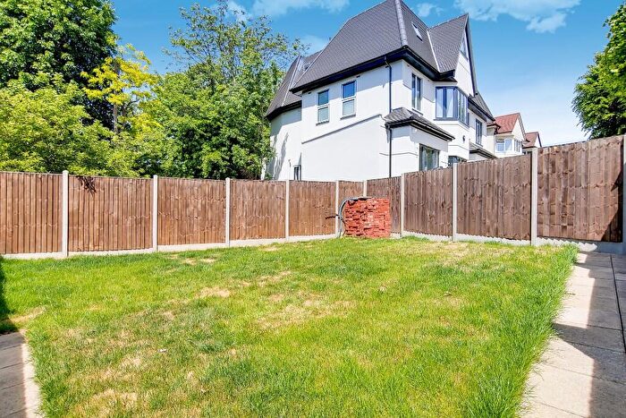 3 Bedroom Flat To Rent In Woodlands, London, NW11