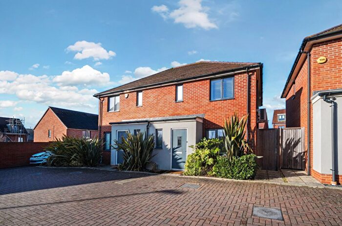 2 Bedroom Semi Detached House For Sale In Bailey Drive, Ebbsfleet Valley, Swanscombe, Kent, DA10