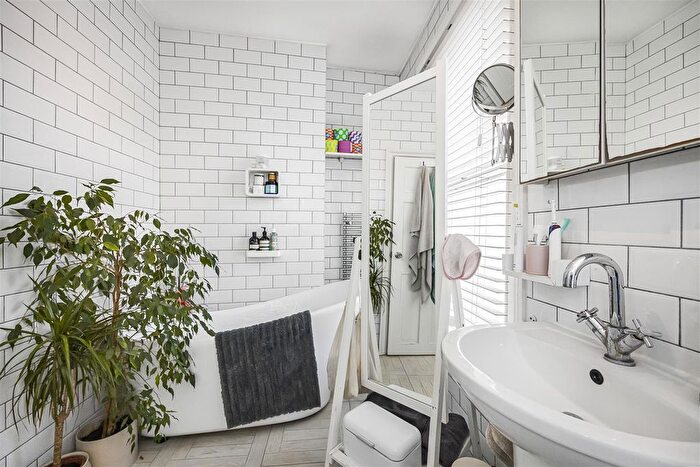 2 Bedroom Flat For Sale In Haroldstone Road, London, E17