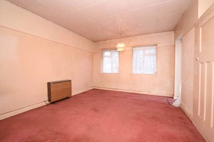 1 Bedroom Flat For Sale In Church Street, Walton-On-Thames, KT12