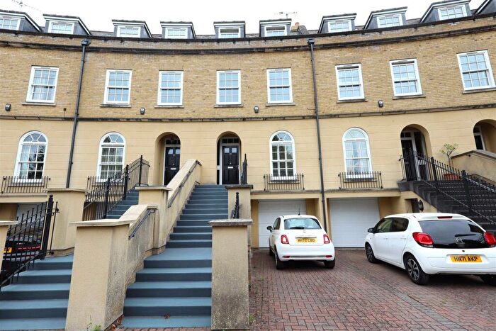 4 Bedroom Town House To Rent In Cadugan Place, RG1