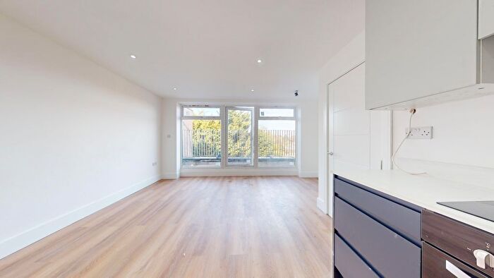 2 Bedroom Flat To Rent In Britannia Road, London, N12
