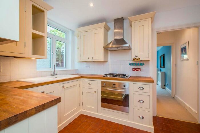 2 Bedroom Flat To Rent In Sugden Road, Clapham Common North Side, London, SW11