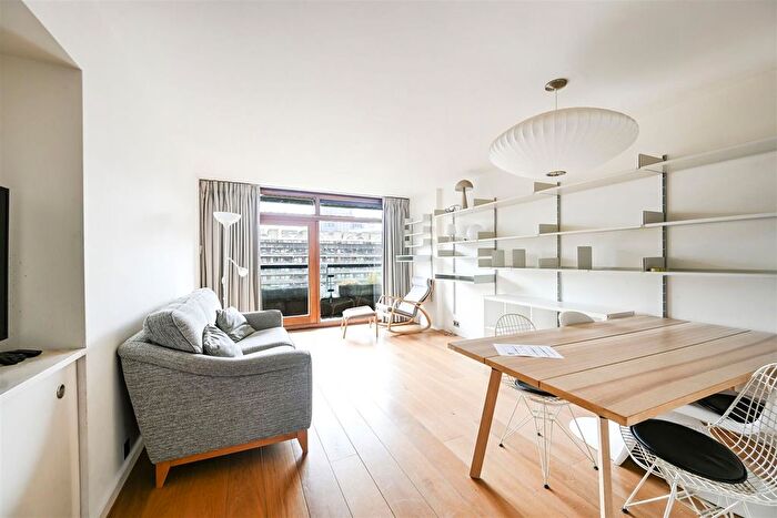 2 Bedroom Flat To Rent In Defoe House, Barbican, London, EC2Y