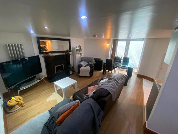 3 Bedroom Flat To Rent In Efe House, Highbury Grove, N5