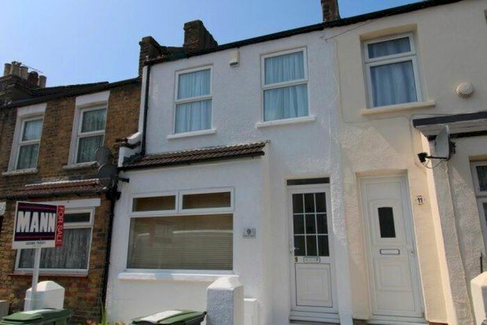 3 Bedroom Property To Rent In Kangley Bridge Road, London, SE26