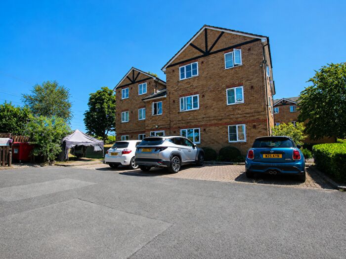 2 Bedroom Flat For Sale In Maplin Park, Langley, Slough, SL3