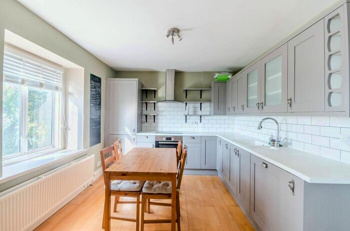 2 Bedroom Flat To Rent In Thornton Avenue, Telford Park, London SW2