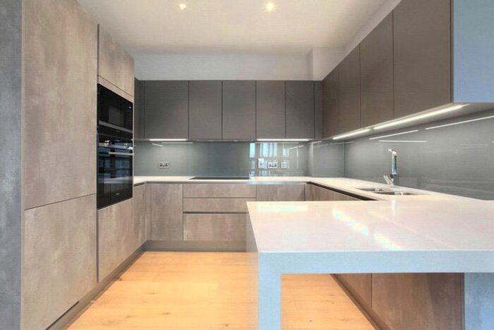 3 Bedroom Flat To Rent In Battersea Park View, Battersea, London, SW8