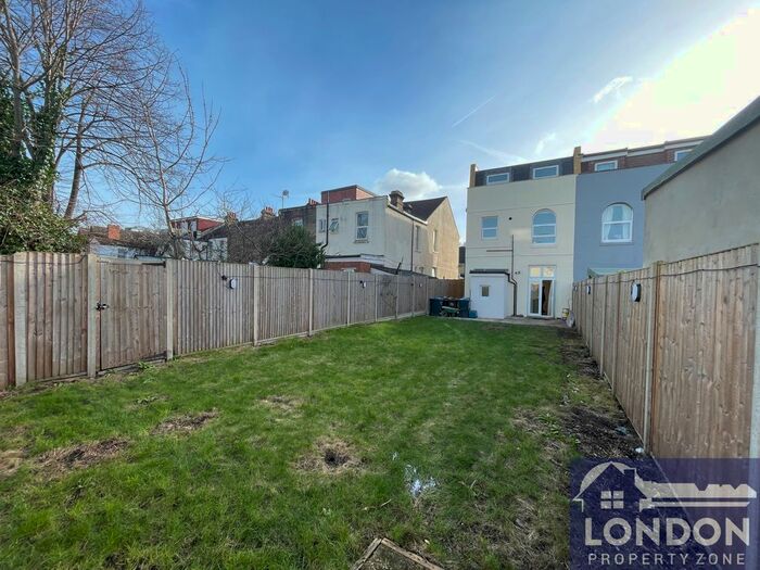 2 Bedroom Flat To Rent In Kidderminster Road, Croydon, CR0