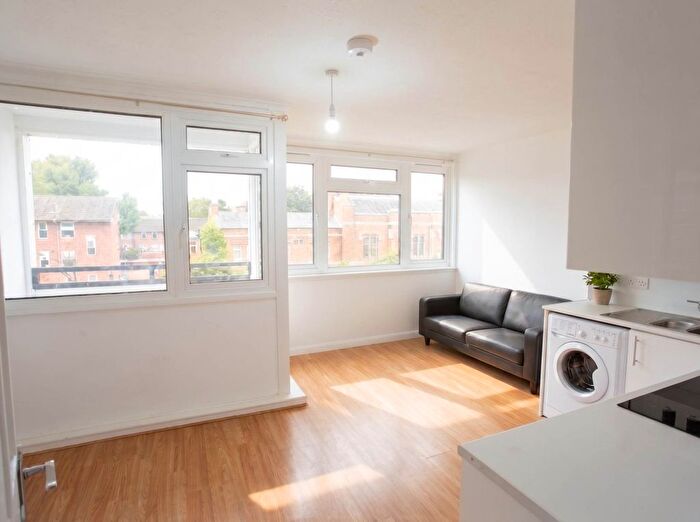 3 Bedroom Flat To Rent In Stanswood Gardens, London, SE5