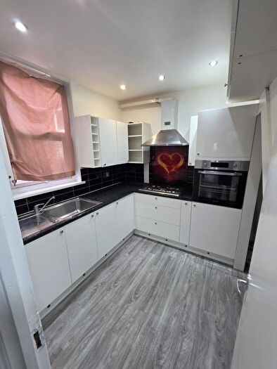 4 Bedroom Flat To Rent In Woodlands Road, Ilford, IG1
