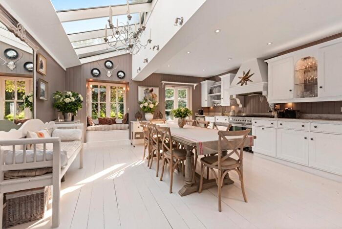 4 Bedroom End Of Terrace House For Sale In Scholars Road, London, SW12