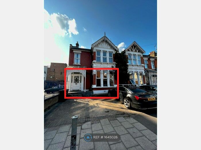 3 Bedroom Flat To Rent In Two/Three Bed Ground Floor Garden, Ilford, IG1