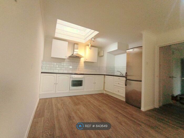 2 Bedroom Flat To Rent In Dunster House, Bath, BA2