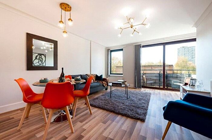 2 Bedroom Flat For Sale In Lion Court, The Highway, E1W