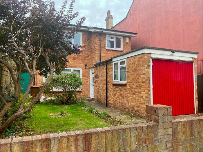 3 Bedroom Detached House To Rent In Rock Avenue, Gillingham, ME7