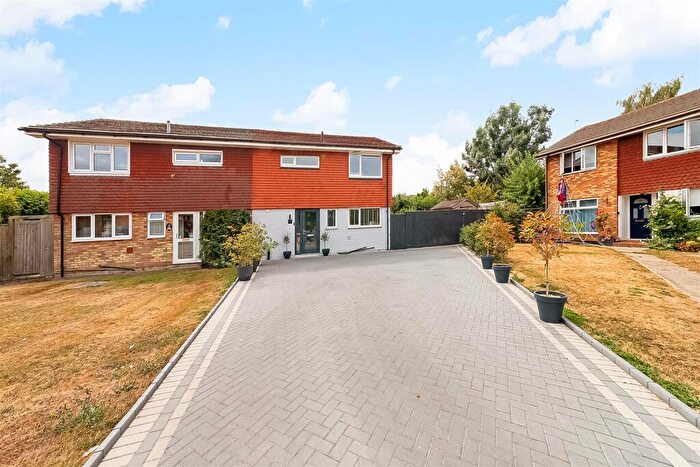 3 Bedroom Semi-Detached House For Sale In Deans Walk, Coulsdon, CR5