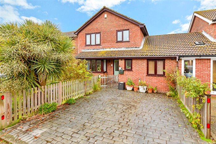 3 Bedroom Link Detached House For Sale In Gloucester Mews, New Romney, Kent, TN28