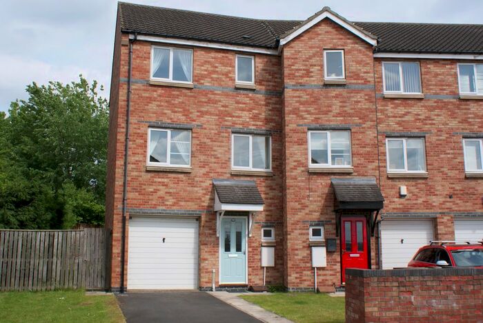 4 Bedroom Town House To Rent In Bridges View, Gateshead, Tyne &amp; Wear, NE8