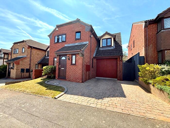 3 Bedroom Detached House For Sale In Launton Close, Luton, LU3