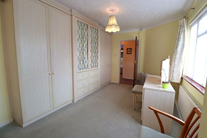 3 Bedroom Detached Bungalow For Sale In Warren Close, Rayleigh, SS6