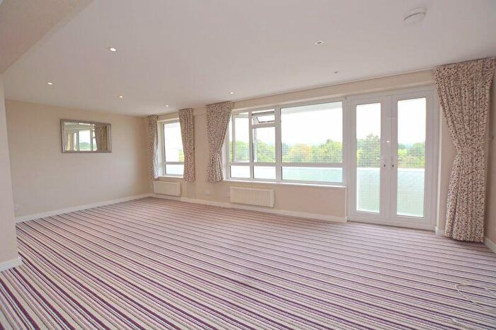 3 Bedroom Flat For Sale In Uxbridge Road, Hatch End, HA5
