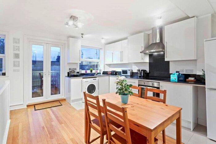 2 Bedroom Flat To Rent In Thorparch Road, Battersea Park, SW8