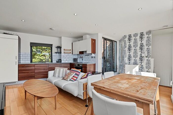2 Bedroom Maisonette To Rent In Mildmay Grove North, London, N1