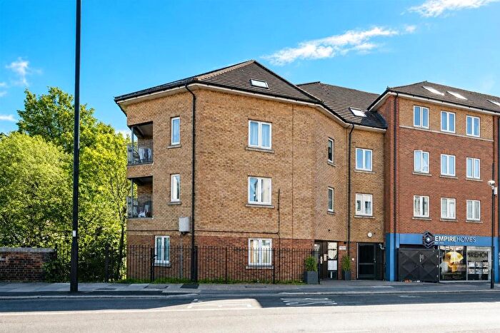 2 Bedroom Flat For Sale In Green Lanes, London, N13