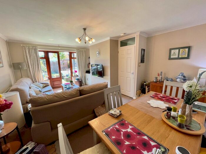 3 Bedroom SemiDetached Bungalow For Sale In Towngate West, Market