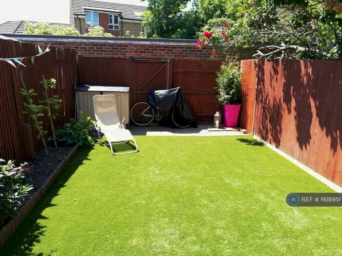 2 Bedroom Flat To Rent In Croftside, London, SE25