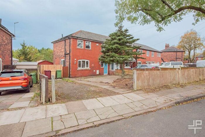 3 Bedroom Semi-Detached House For Sale In Wingates Grove, Westhoughton, Bolton, BL5