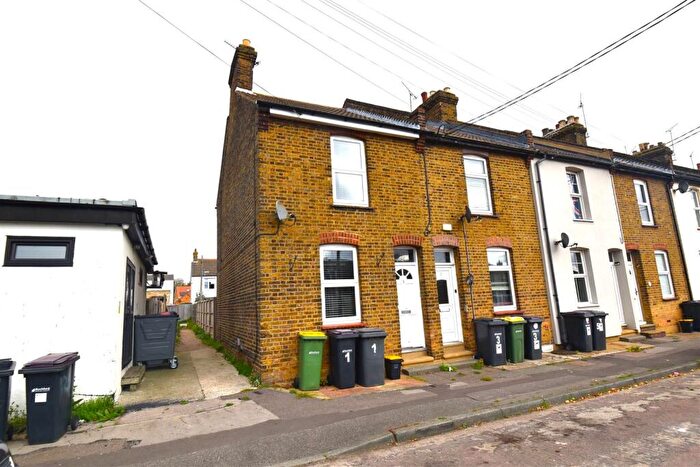 2 Bedroom End Of Terrace House For Sale In Queen Elizabeth Chase, Rochford, SS4