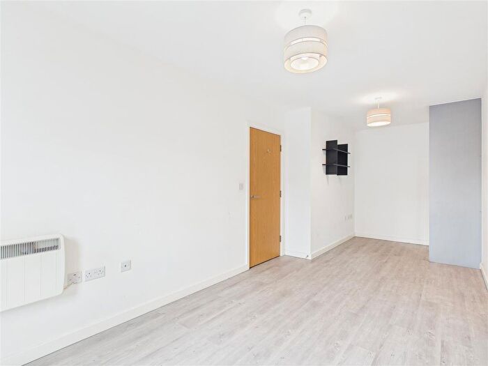2 Bedroom Flat To Rent In Uxbridge Road, London, W3