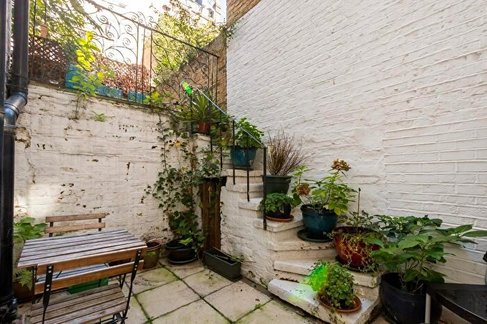 2 Bedroom Flat To Rent In Campden Grove, London, W8