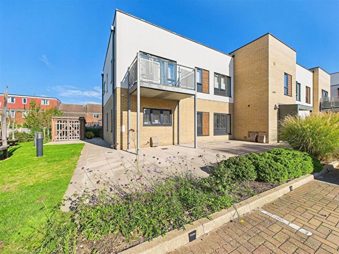 2 Bedroom Flat For Sale In Waltham Glen, Chelmsford, CM2
