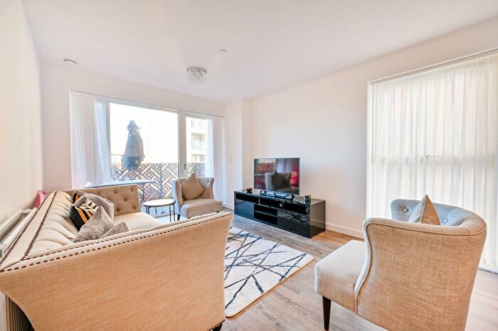 1 Bedroom Flat To Rent In Winter Apartments, East Acton, London, W3